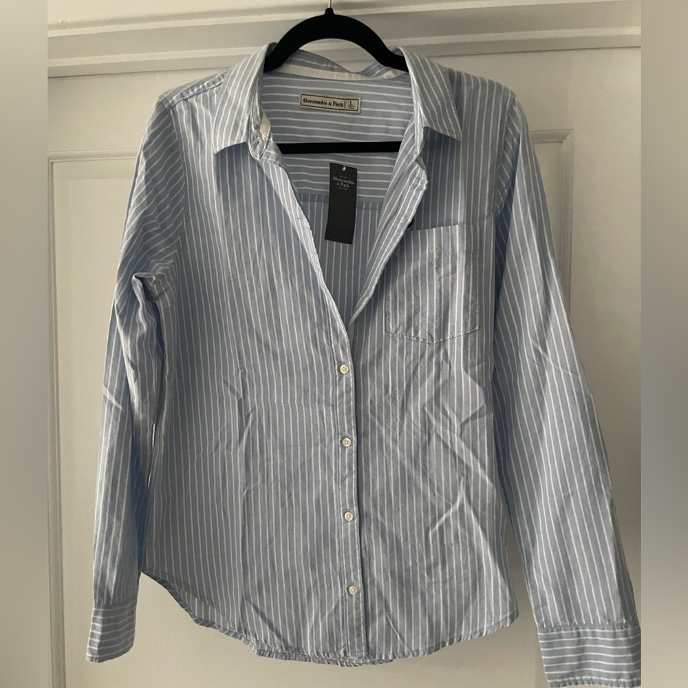 NWT 🏷️ Abercrombie & Fitch Striped Large Collar Button Up